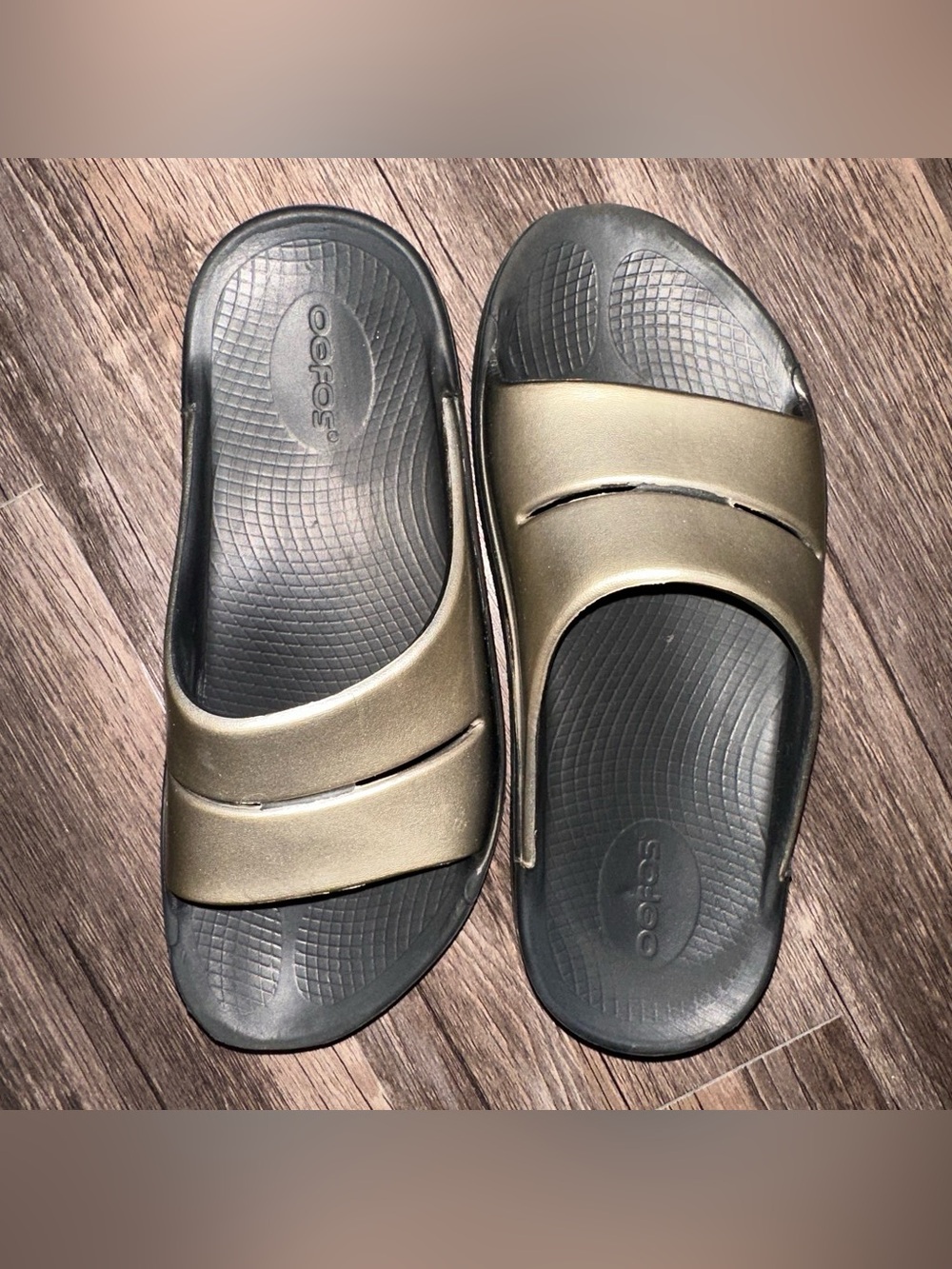 OOFOS Women’s Metallic Gold Slide Sandals - Black Footbed